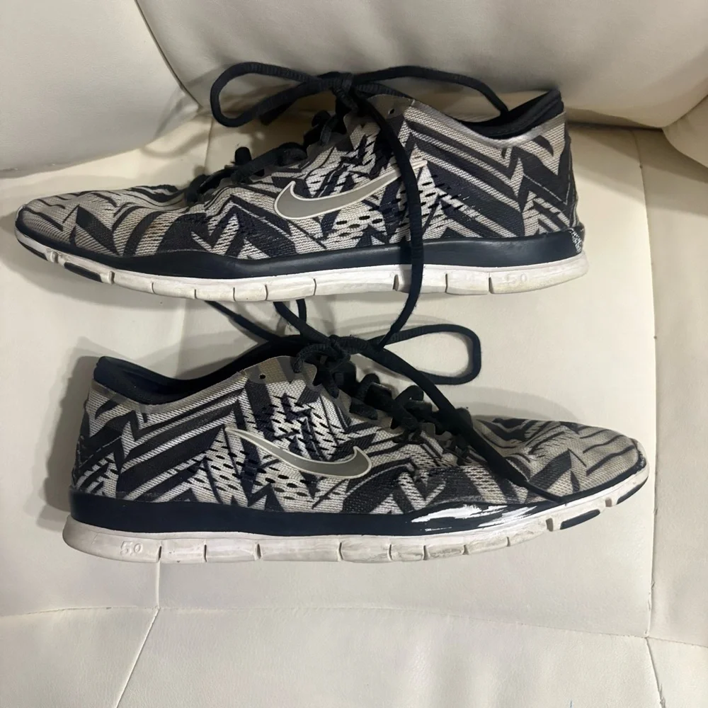 Nike Free 5.0 Running Shoes Gray Black Geometric Print Size 9 Sneakers Athletic
